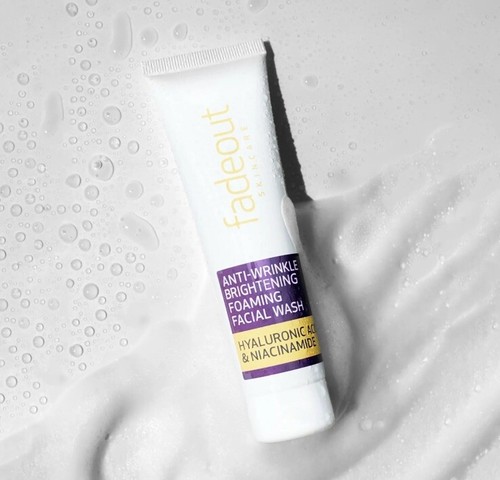 Fade Out Anti-Wrinkle Brightening Foaming Facial Wash with Hyaluronic Acid 100ml - Picture 3 of 3