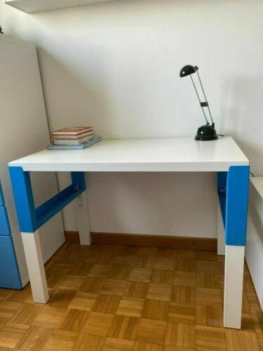 Scrivania bianca IKEA per la casa