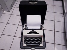 Olympia Schreibmaschine Monica SM 4627001 Wei&szlig; im Koffer 70er 80er Vintage Retro
