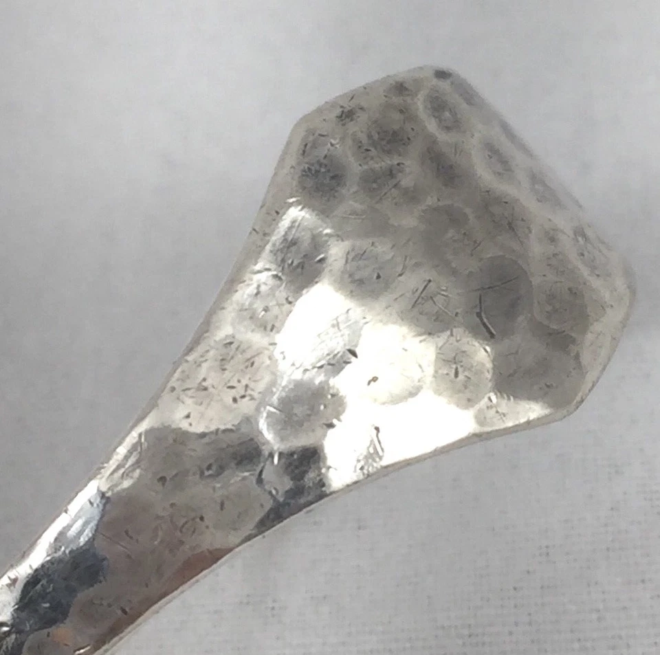 Cuchara bebé curvada colonial antigua martillada por Watson Sterling Foto 3 de 4