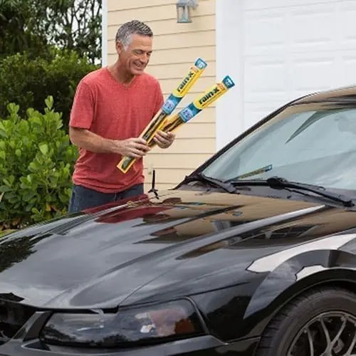 Rain-X Longitude Windshield Wiper Kit fits: 2010 Lincoln Town Car (22" & 22")