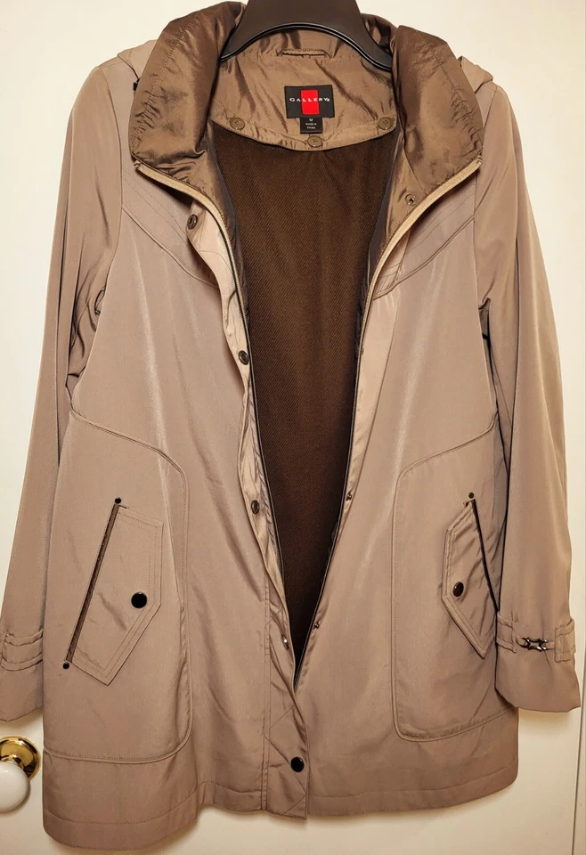 Impermeable Gallery Taupe con capucha y forro desmontables. Med. 2 bolsillos. 33" L. Nuevo Foto 2 de 4