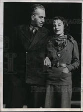 1935 Press Photo Cornelius Vanderbilt Jr writer with wife leave on honeymoon