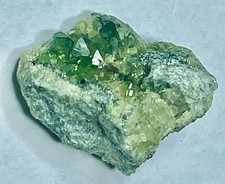 Gruppo di cristalli di titanite verde lucentissima, alpi centro-occidentali