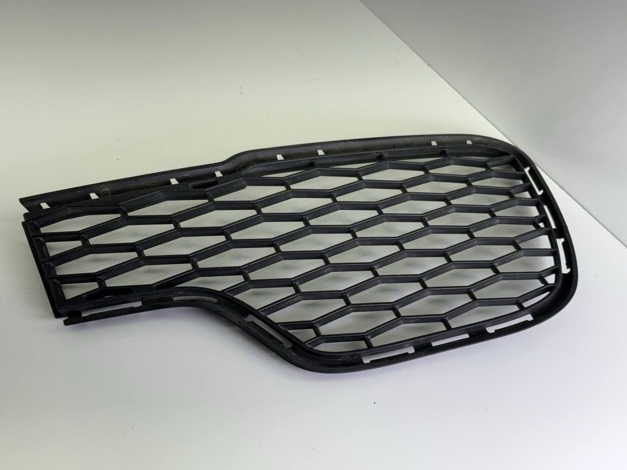 2014-17 Maserati Ghibli Front Left Bumper Lower Grille Bezel Cover  440
