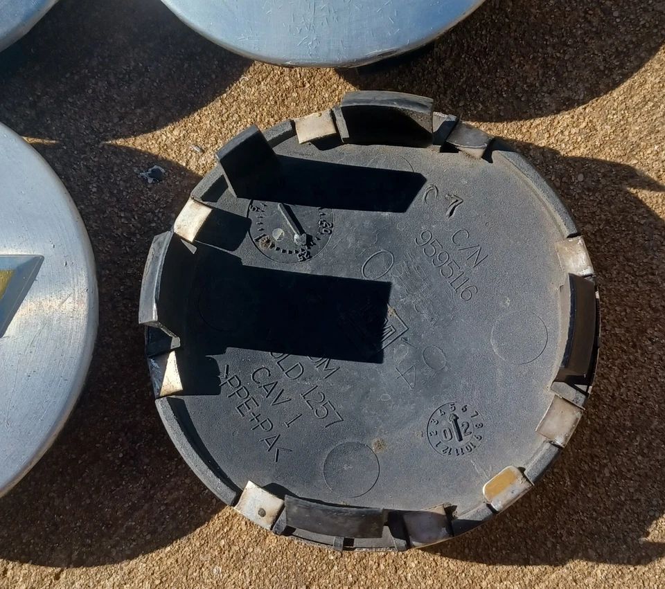 Juego de tapas centrales Chevrolet Traverse (4 piezas) 2009-2017, pieza # 9595116 Foto 3 de 3