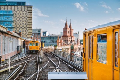 Wandbild: Panoramablick auf die Berliner U-Bahn mit Oberbaumbrücke im [...]
