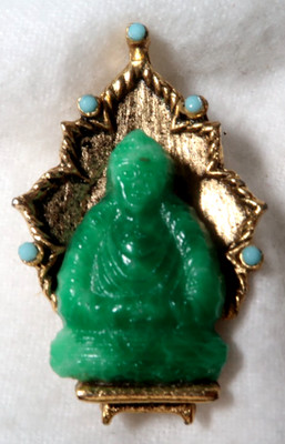 VINTAGE STUNNING GOLD TONE GREEN PEKING GLASS BUDDHA PIN BROOCH~SIGN. AMBASSADOR