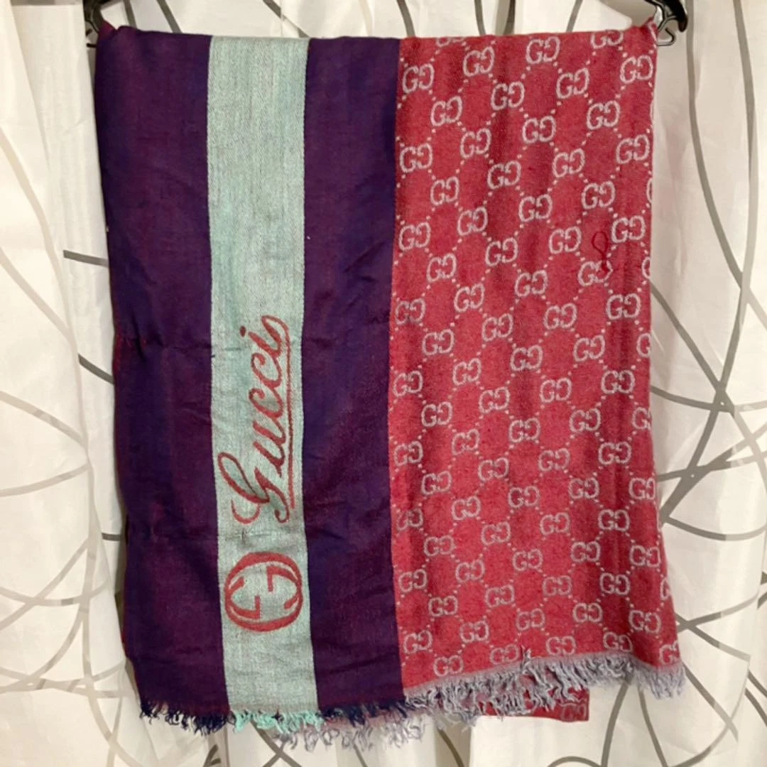 Gucci écharpe grande étole soie mousseline logo bordure