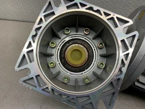 MOTOR DE ENGRANAJE ASÍNCRONO HUANGYAN SAHNE NMRV 063 20:1 TRIFÁSICO Y2-80M2-4208V - Imagen 4 de 10