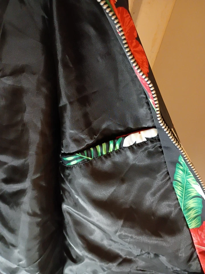 Men’s Forever 21 Size XL Floral Tropical Black Red Green Bomber Jacket - Image 4 of 4