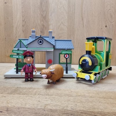 Postbote Pat Greendale Bahnhof mit Ajay Highland Cow & Zug 