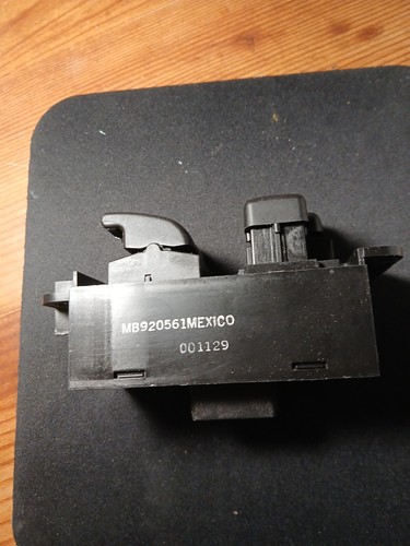 MB920561 Switch Assembly for Power Window (Driver Side - Left) - Picture 3 of 5