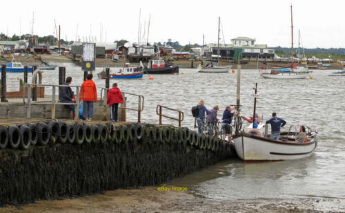 Photo 6x4 Boarding the Deben Ferry  c2011 - Afbeelding 1 van 1