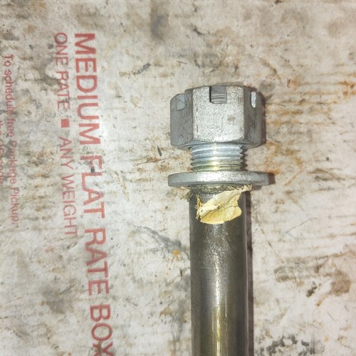 1980 Suzuki GS550E rear axle with spacers, adjuster, washer, nut - Picture 4 of 5