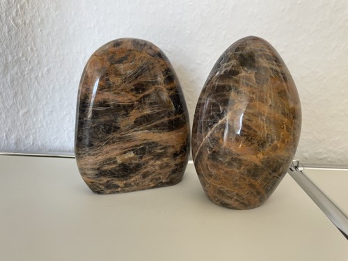 Zwei polierte schwarzer Mondstein Freeform