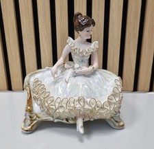 Apulum Lucru Manual - Dame auf Sofa - Porzellanfigur