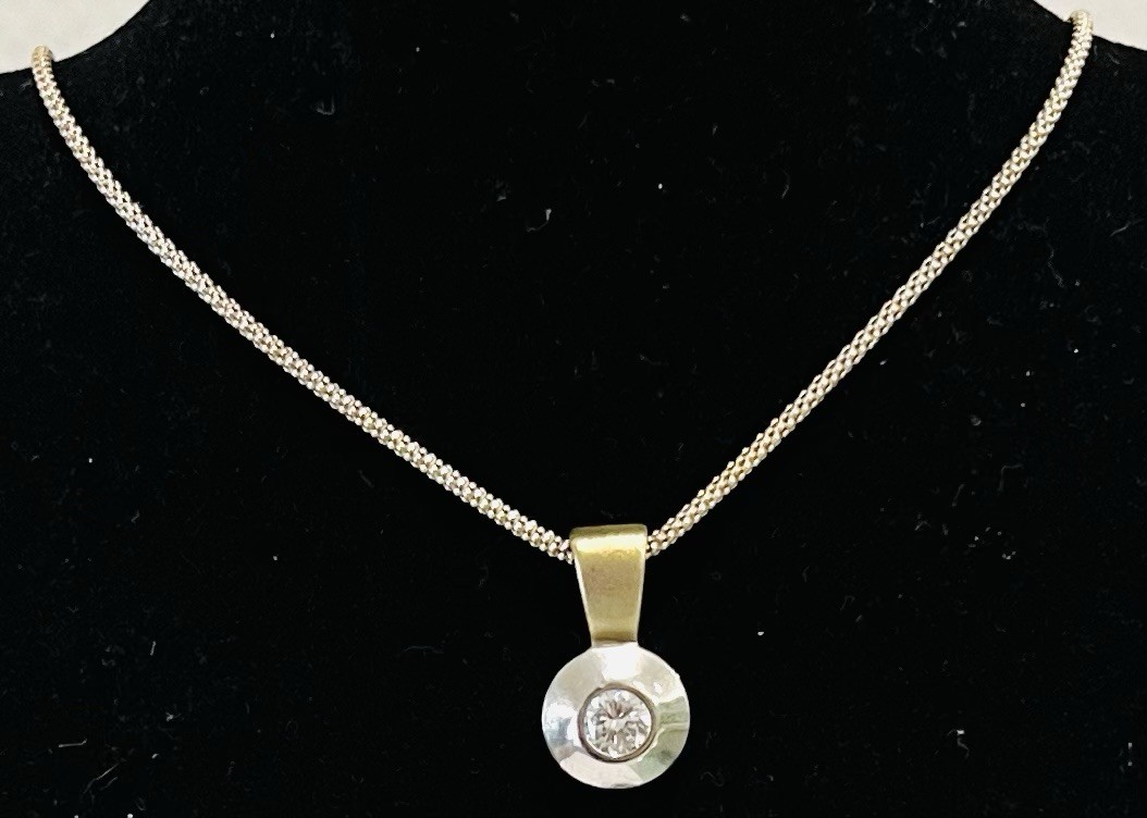 925/- Silber Kette mit Anhänger, simulierter Diamant, 45 cm lang, 1,5 mm breit.