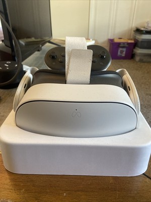 * VERY GOOD CONDITION* Newest Oculus 3s w/ Arkham Night Batman game
