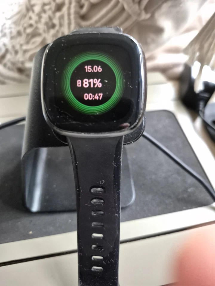 fitbit versa 3 Smartwatch mit Ladekabel und Ladestion - Bild 2 von 4