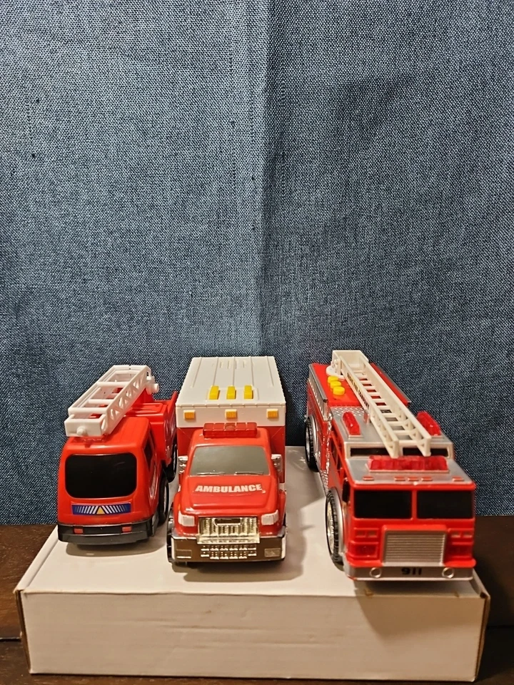 Set of 6 Emergency Vehicles | Fire Trucks & Ambulances | Lights & Sounds Rescue - Image 3 of 4