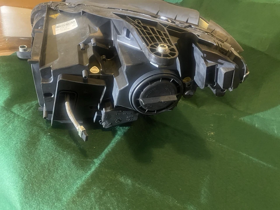 2012-2014 Mercedes-Benz CLS550 CLS63 W218 RH Right Passenger Headlight Xenon OEM - Image 4 of 4