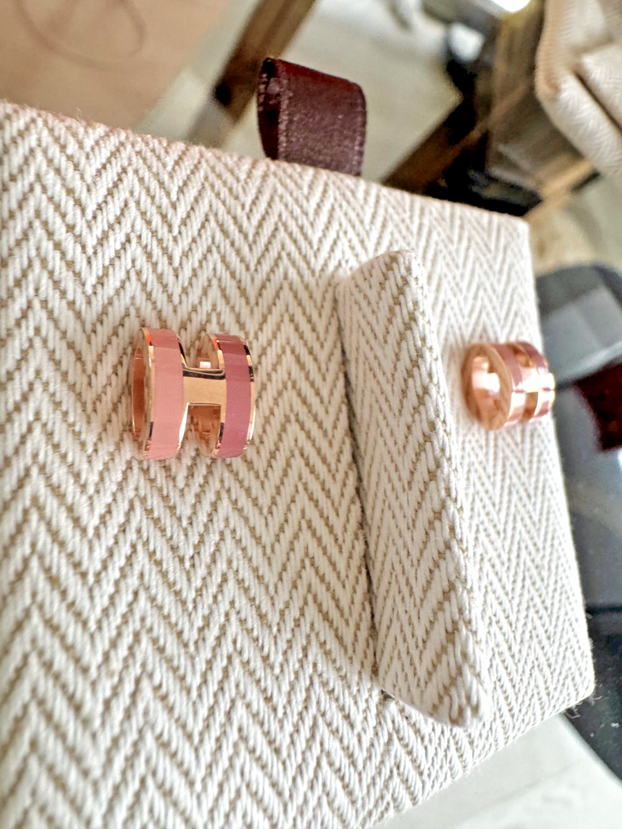 【HERMES 22点セット】エルメス カレーシュ アマゾン エキパージュ New HERMES Mini Pop H Rocabar Two-Toned Earrings Beaute | Rose