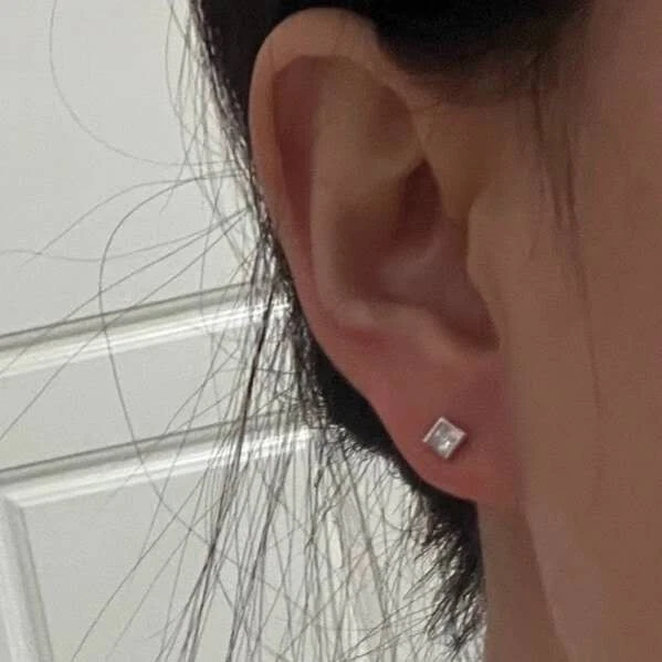 Solid heavy platinum PT950 diamond earrings - Image 3 of 3