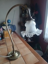 Ancienne lampe col de cygne en laiton et  tulipe en verre pressé-moulé blanc