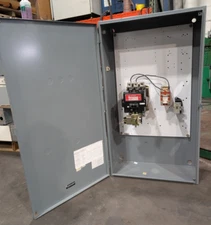 🤪 SQUARE D 200 AMP ENCLOSED LIGHTING CONTACTOR 600 VAC 3 POLE SV0-11-95212