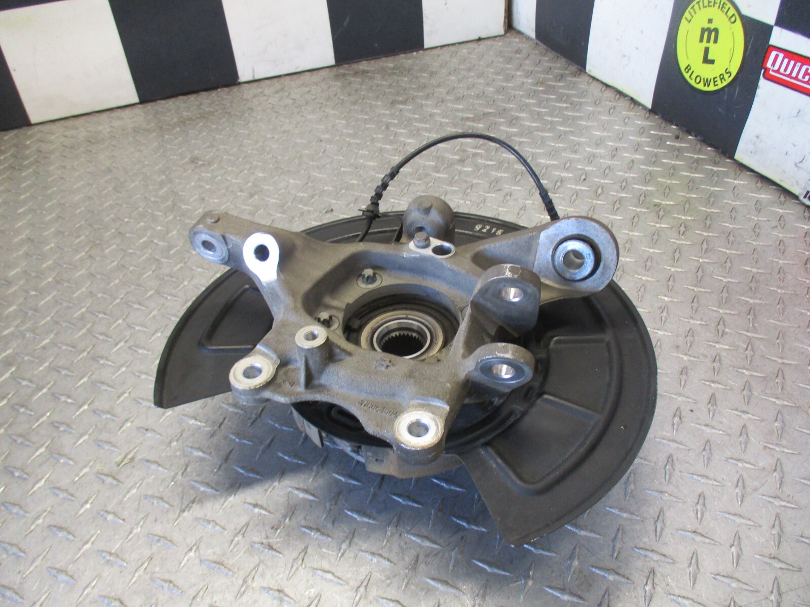 14-17 2017 Maserati Ghibli REAR LEFT DRIVER SPINDLE KNUCKLE 06700037740