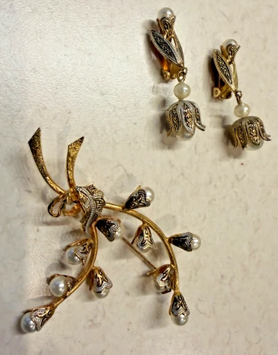 Vintage 1980s Damascene style Spain Pin & Clip on Earrings Costume Jewelry Set