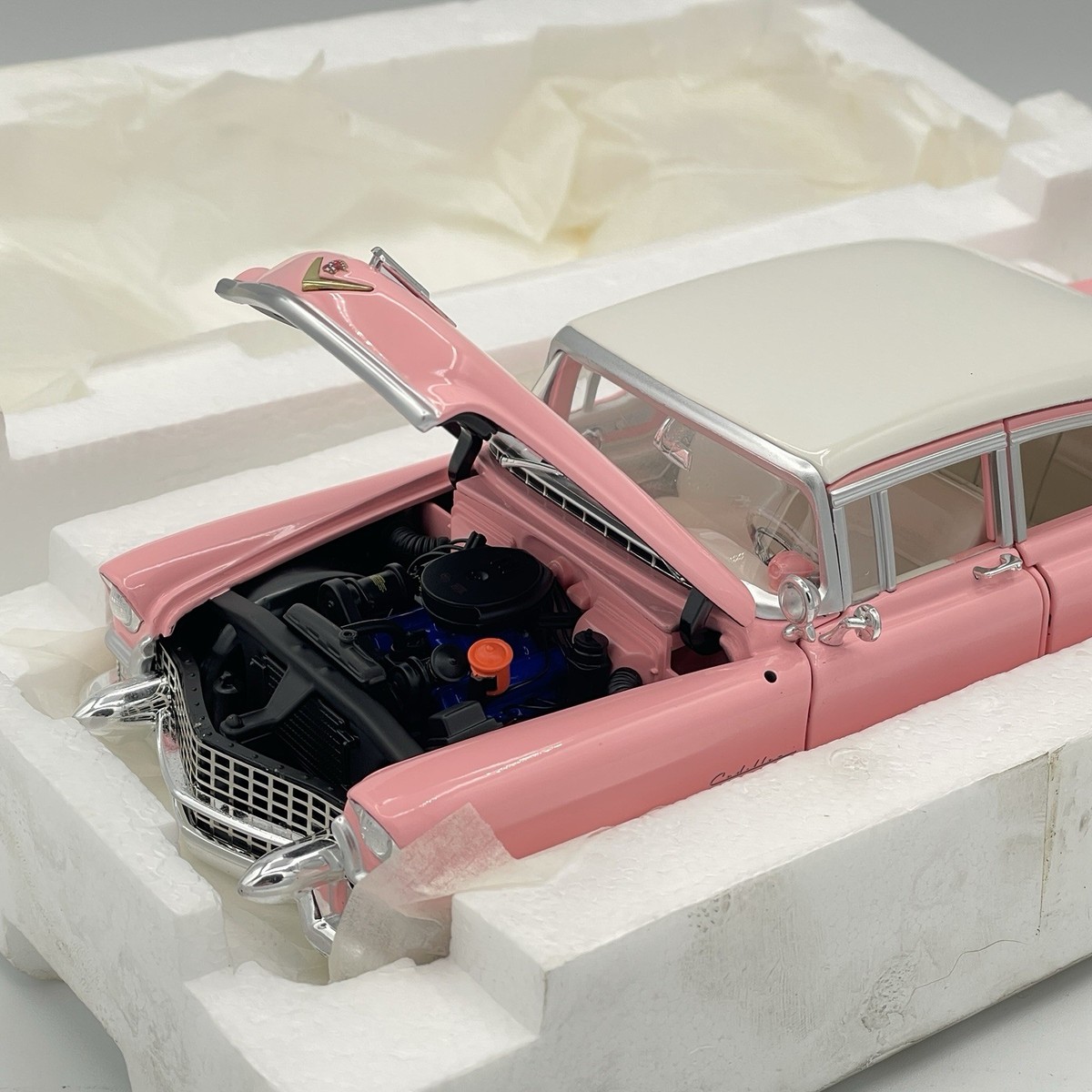 Elvis Presley Pink Cadillac 1/24 スケール Elvis Presley's 1955 Pink Cadillac 1:24 w/ Collectible Coin