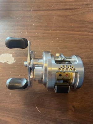 Shimano CALCUTTA CONQUEST 101DC Angelrolle Baitcastrolle für Köder Scratche