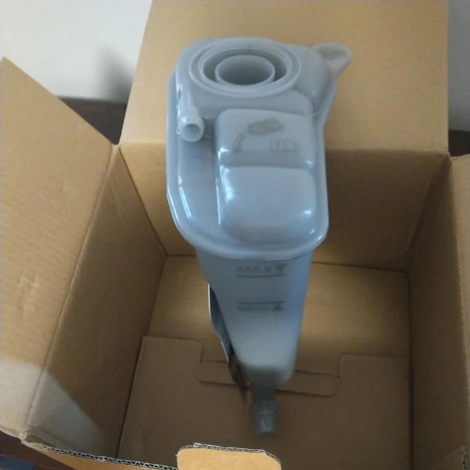 Depósito de refrigerante MAHLE CRT169000S (OEM 8K0121405N) para A4, A5, Q5, S4, S5, SQ5 Foto 2 de 4