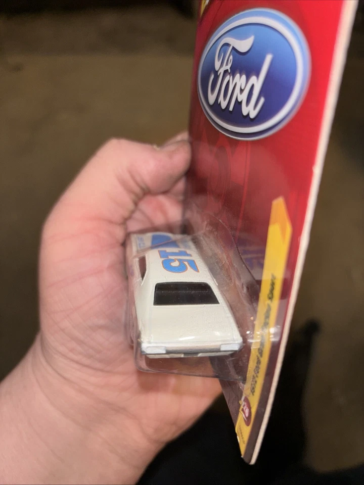 JOHNNY LIGHTNING 1972 FORD GRAN TORINO SPORT #15 BOBBY ISAAC Release # 26 - Image 3 of 4