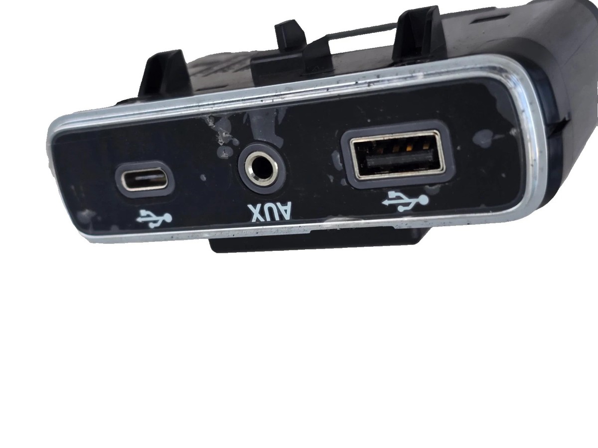 2020-2023 Alfa Romeo Giulia Dual USB USB-C Aux Adapter Auxiliary