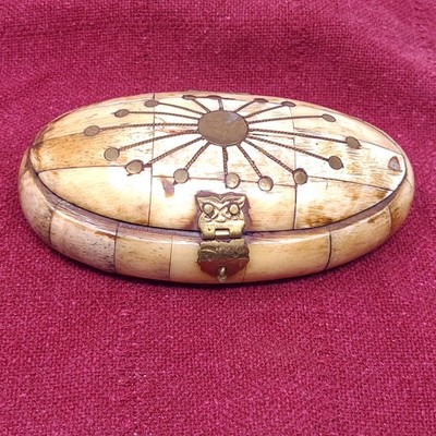 VTG 70 s Camel Bone/Inlaid Brass Hinged Oval Velvet Lined Trinket Box w/ Latch