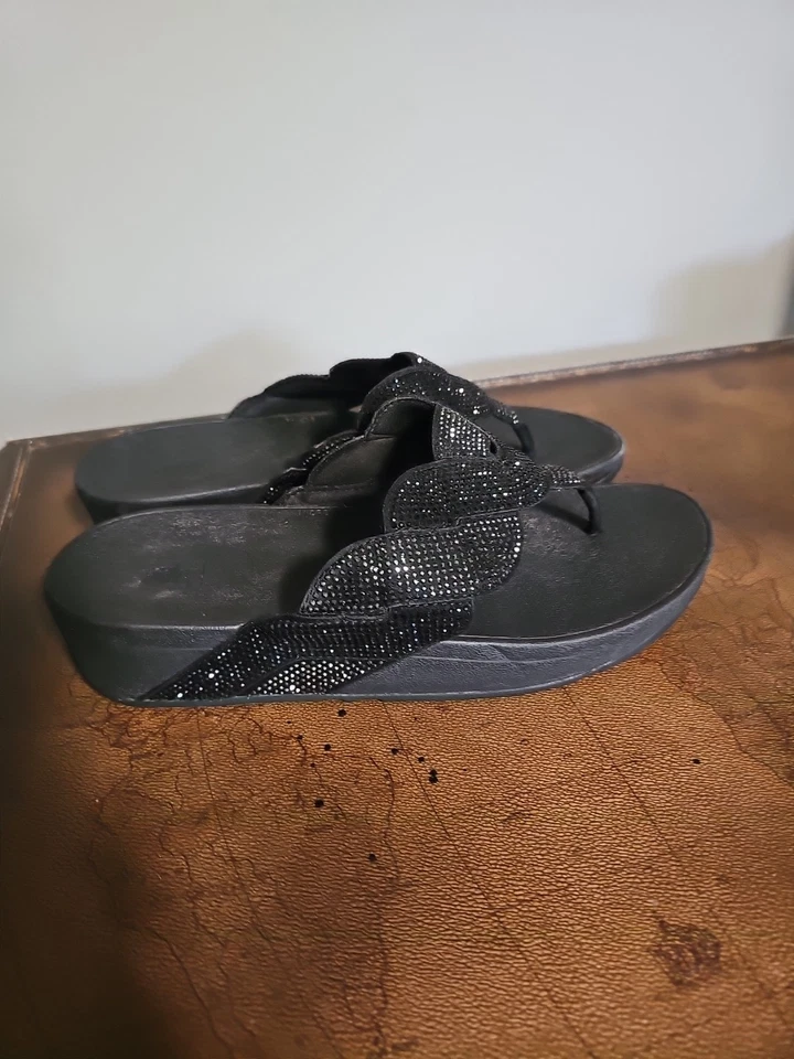 Sandalias Fitflop Paisley Brillo Cuerda Puntera Tanga Mujer’s Talla 10 Negras Usadas Foto 3 de 4