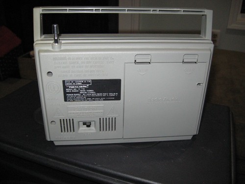 Vintage Realistic RadioShack AM/FM 2 Band Radio Model 12-716 Tested - Picture 2 of 2