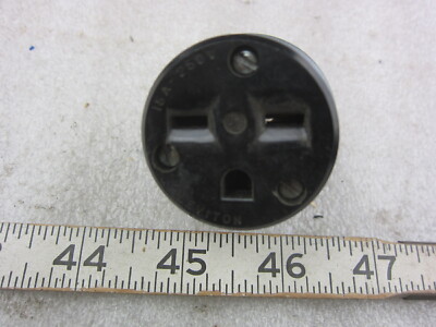 Leviton 20 Amp, 125/250 Volt, Locking Plug, Industrial Grade, Non-Grounding, 9965-C, Black-White - Foto 6