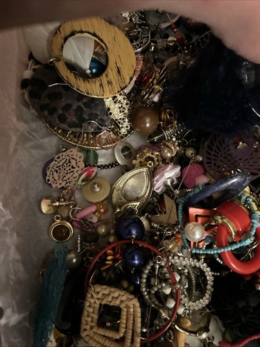 2 Lb 7 Oz of Mismatched Single Earrings- Vintage To Now- Various Styles, Closure - Picture 14 of 19