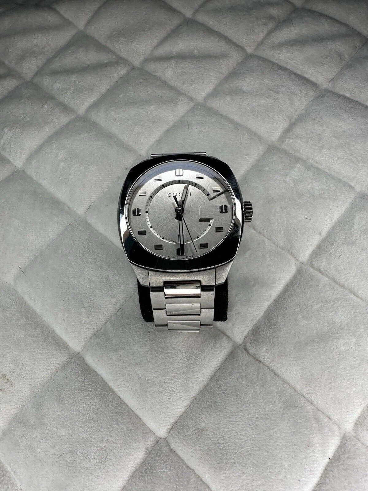Montre suisse homme Gucci GG2570 cadran argenté acier inoxydable   YA142308
