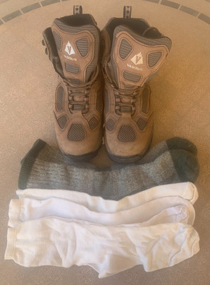 Vintage Vasque Mountaineering Hiking Boots Mens 11.5 Gortex Leather 4 Pair Socks