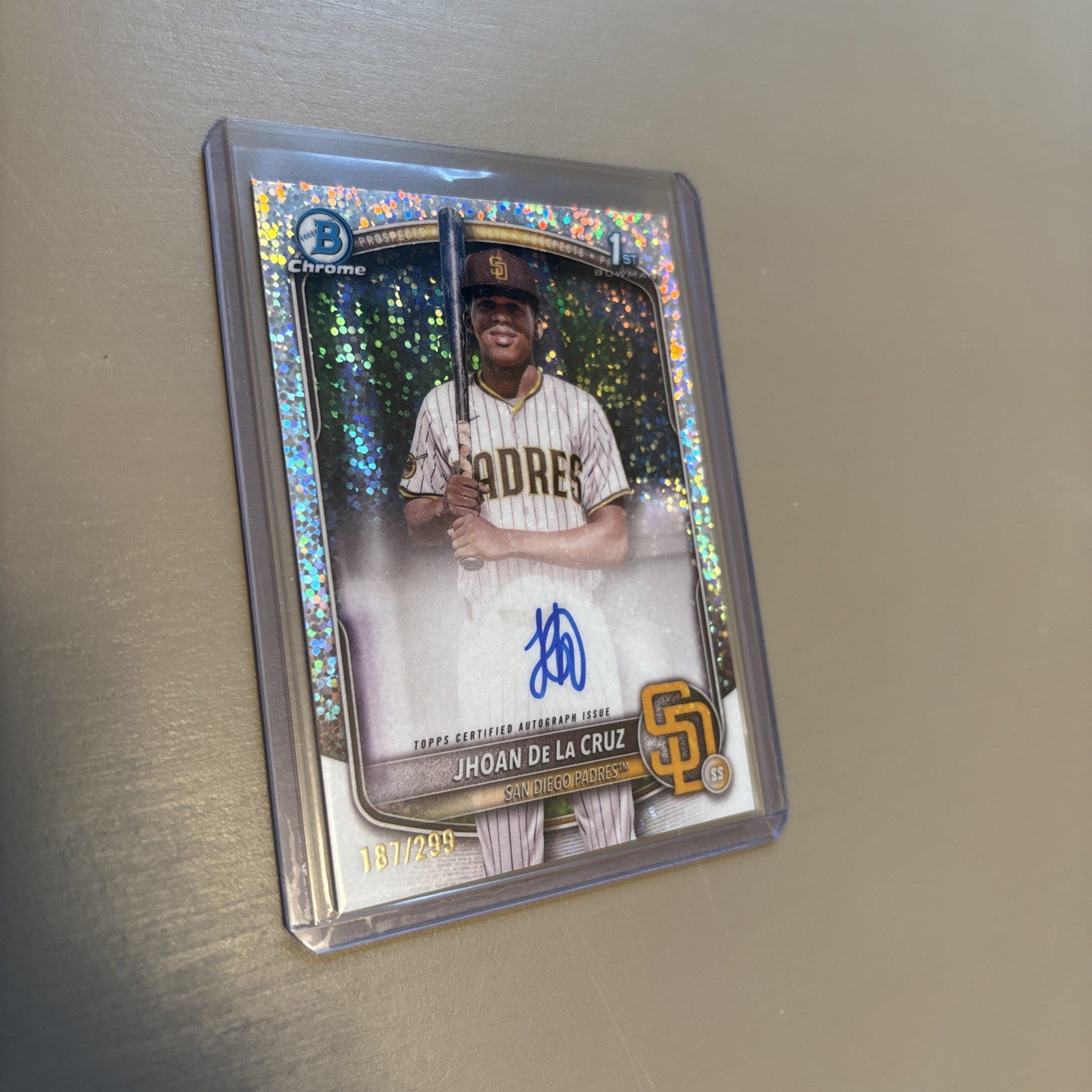 JHOAN DE LA CRUZ 2025 BOWMAN CHROME 1ST SPECKLE REFRACTOR AUTO /299