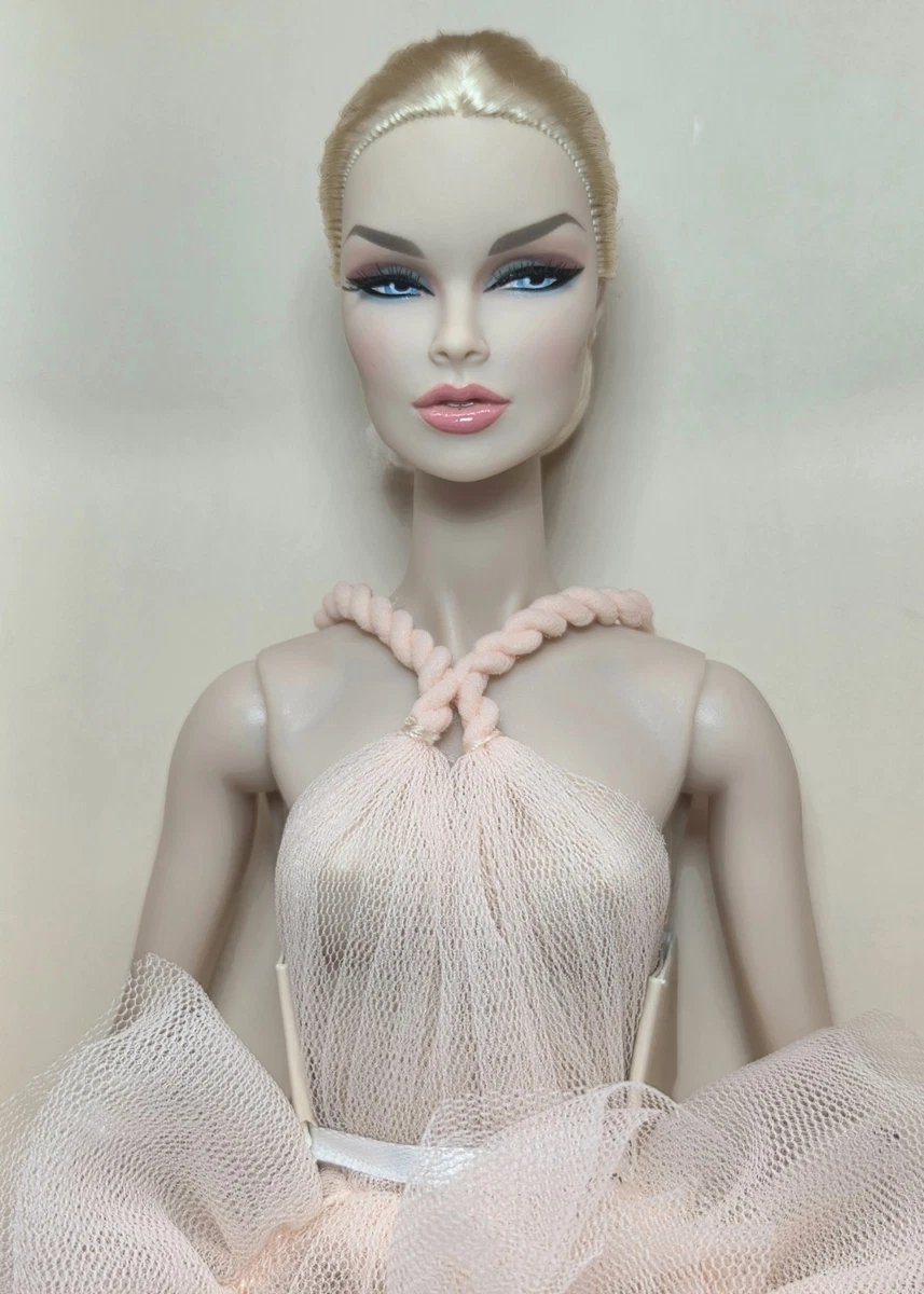 Vanessa Perrin Brune Fashion Royalty Doll relookée 4 tenues OOAK