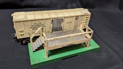 LIONEL TRAINS AUTOMATIC REFRIGERATED MILK CAR No. 3472 with CAR PLATFORM
