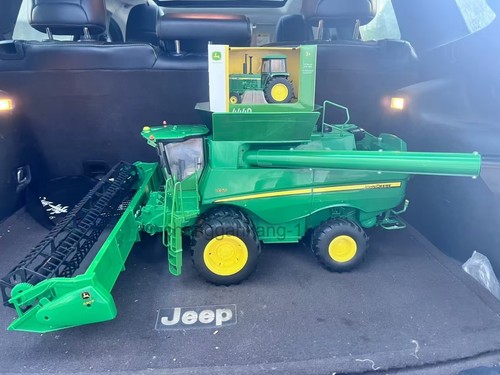 ERTL1/16 John Deere S670 oversized combine harvester model. - Picture 10 of 10
