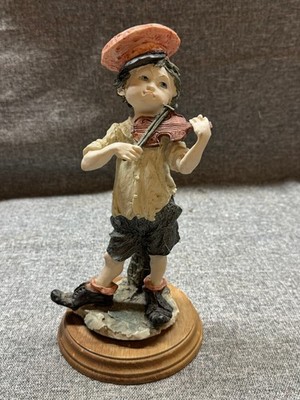VINTAGE JUNGE SPIELT GEIGE FIGUR KUNSTHARZ STATUE HOLZSOCKEL MUSIK DEKOR