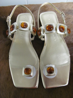 Katy Perry THE CAMIE ORNAMENT SANDAL NEW IN BOX SIZE 9.5M Elevate your summer st